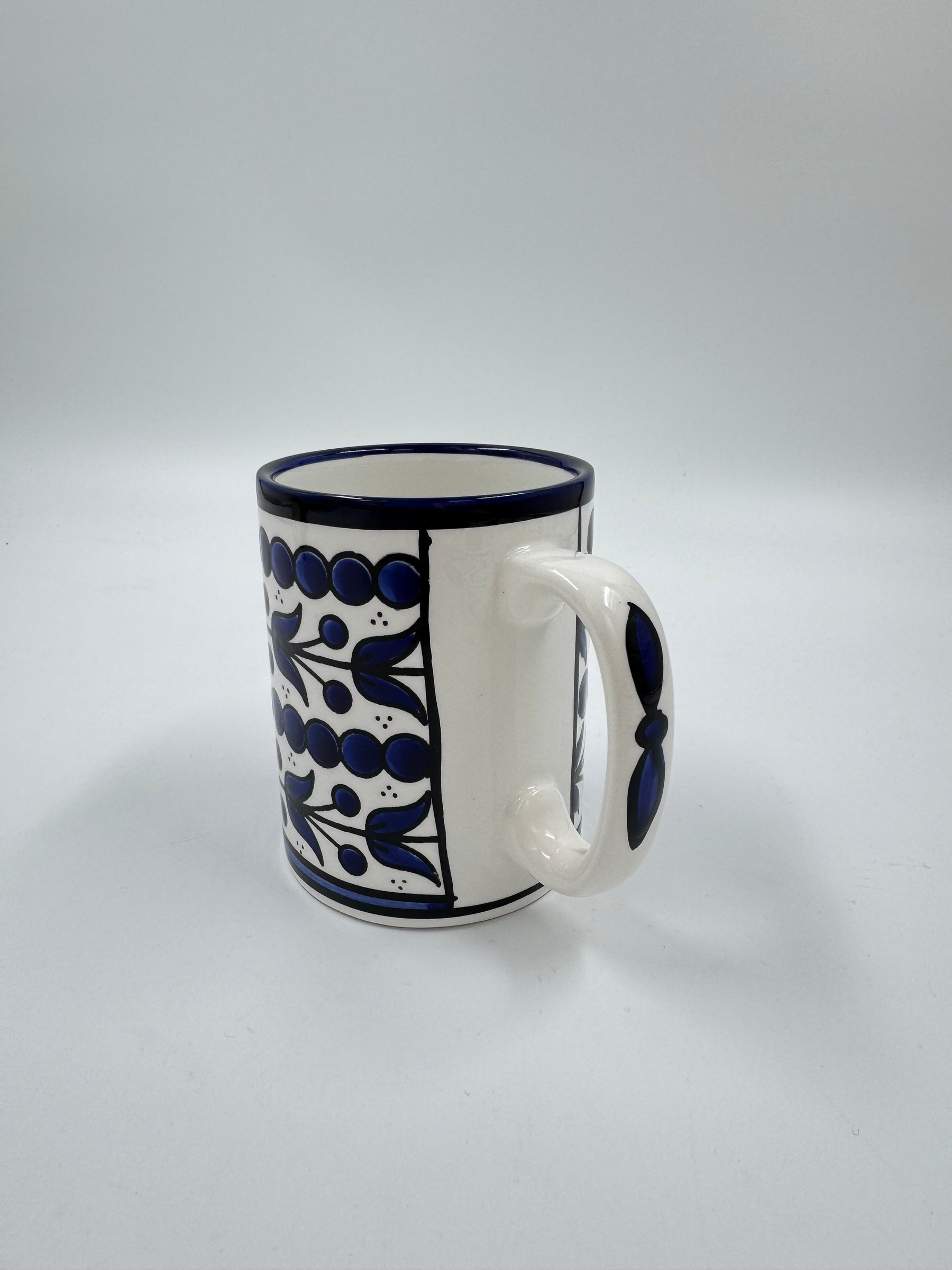 Taza con flores azul real