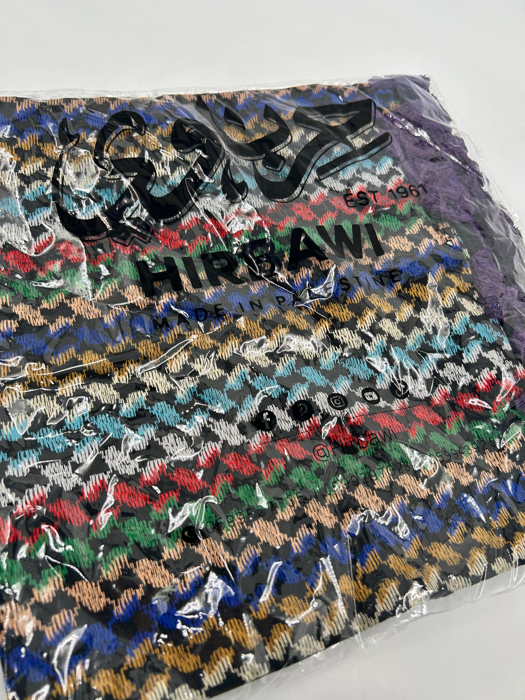 Authentisches Hirbawi-Kuffiyeh – mehrfarbig mit lila Quaste