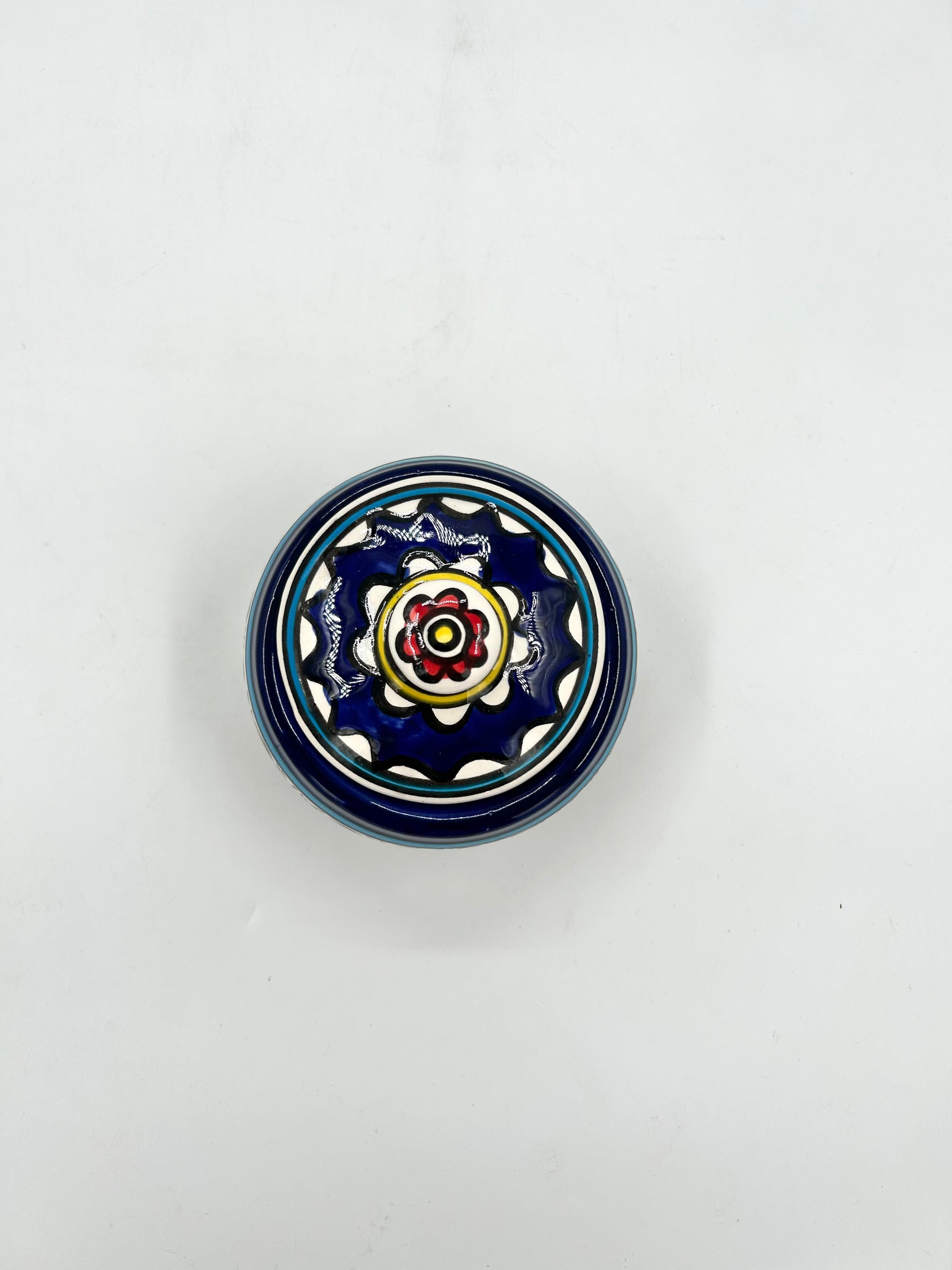 Glas mit Deckel – mehrfarbig