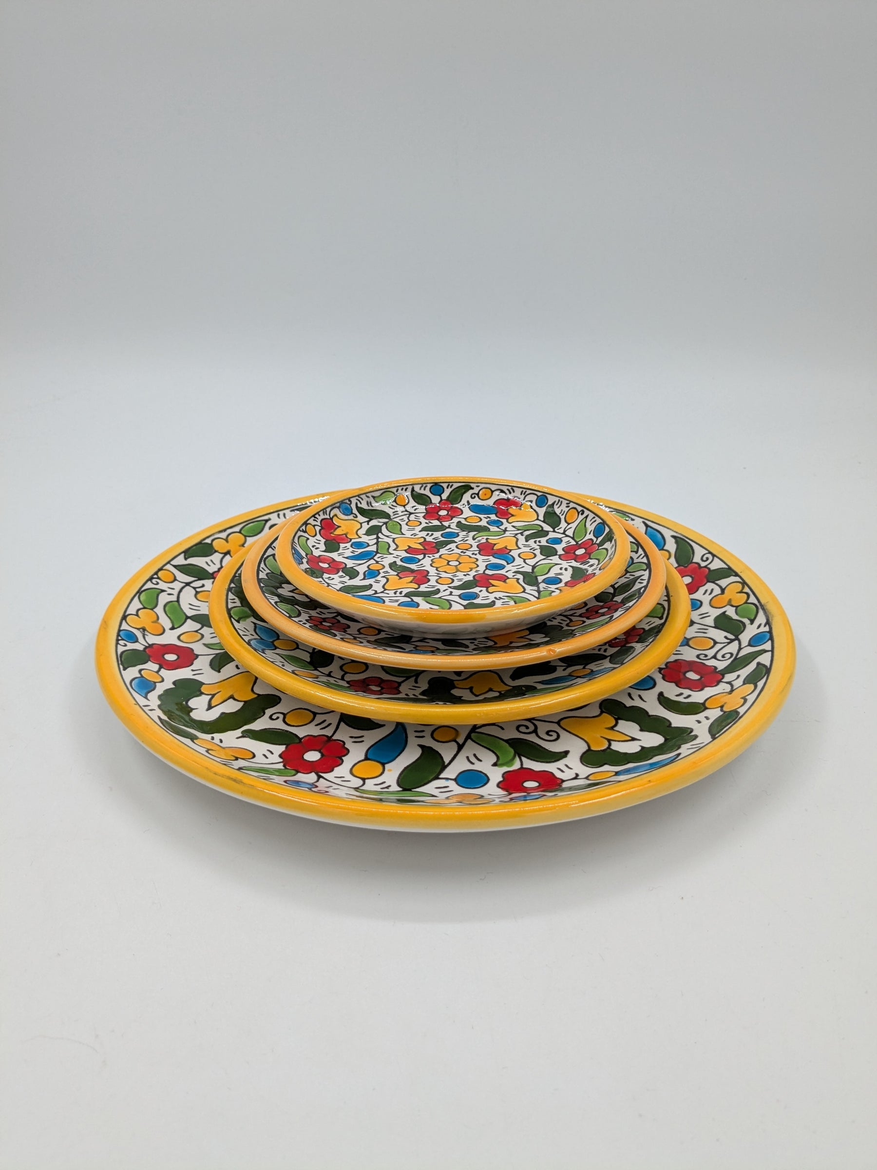 Juego de 4 platos Al-Khalil hechos a mano. en amarillo